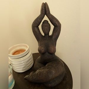 Goddess statue. 😌